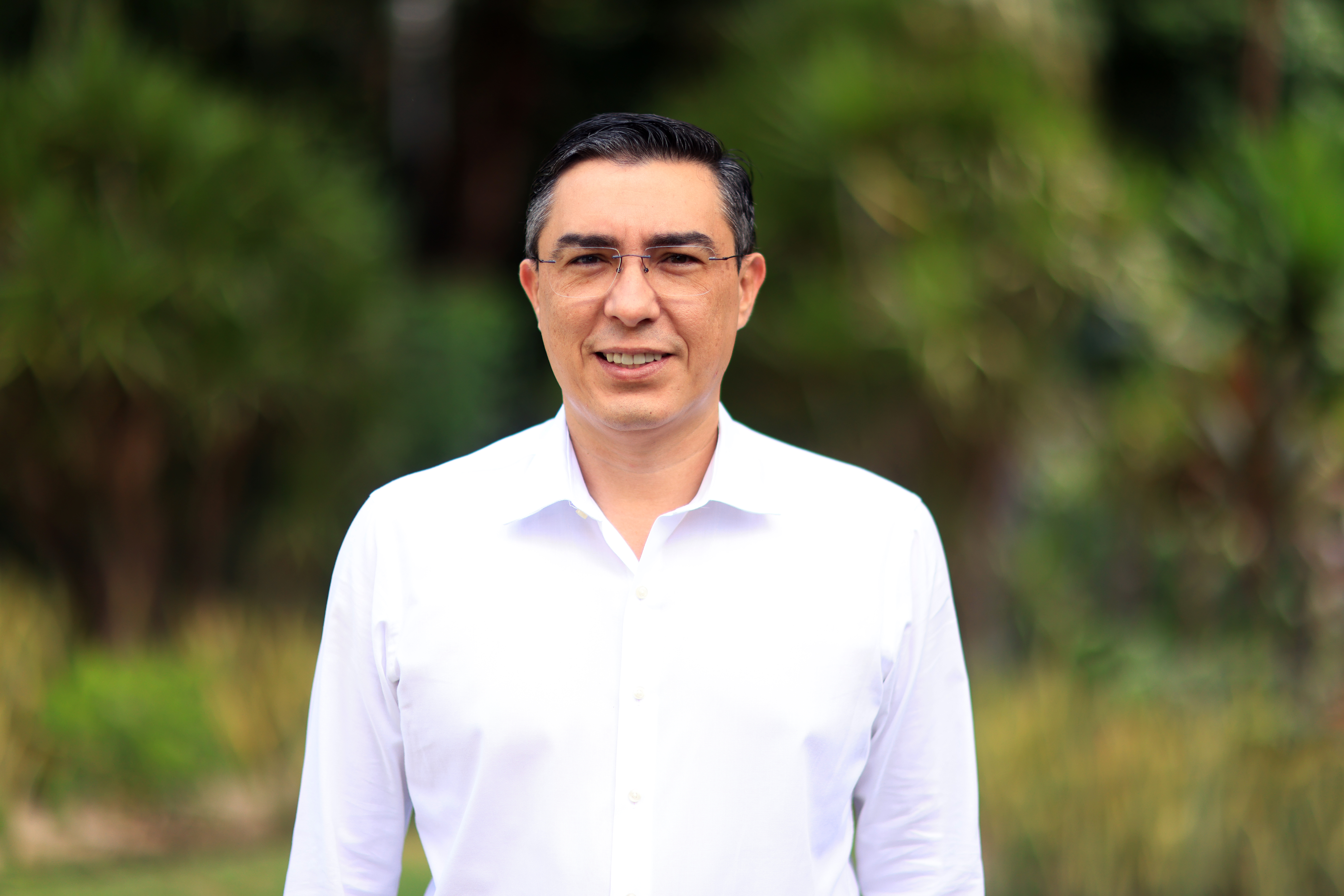 Junior Castro posa para a foto com uma camisa branca